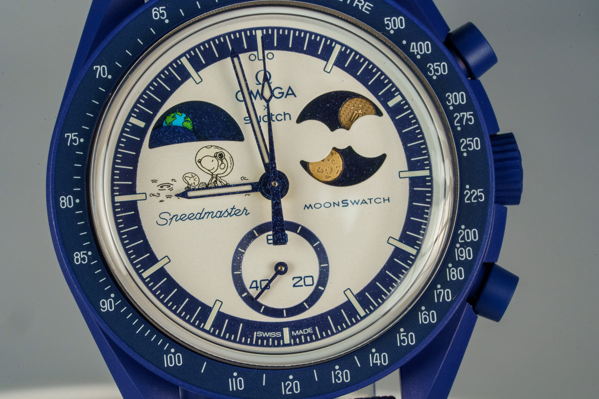 Swatch x Omega Bioceramic Moonswatch Mission To Earthphase Moonshine Snoopy Gold (Corn Moon) — photo 5